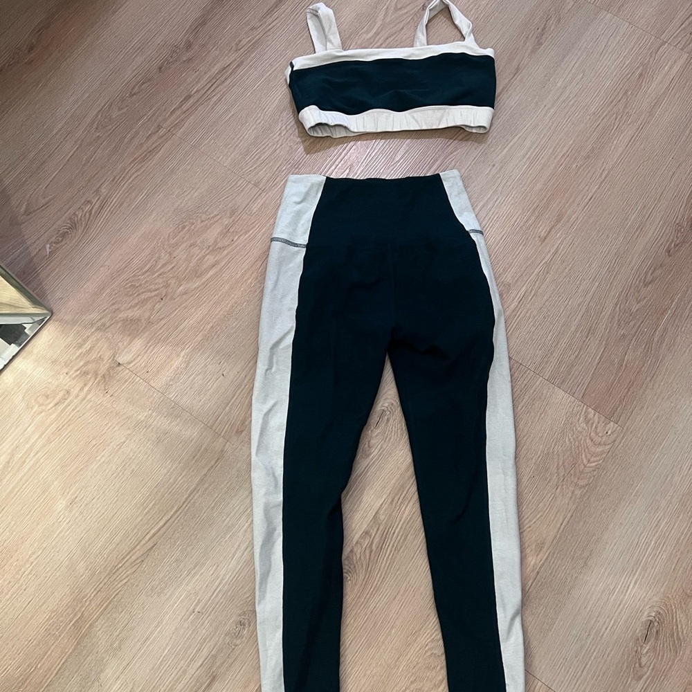 Beyond Yoga Green and White Leggings Set